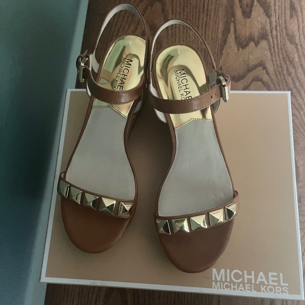 Michael Kors Platform Sandal Caramel Shade w Gold Studs Size 7  In The Box  NWOT - Picture 10 of 11